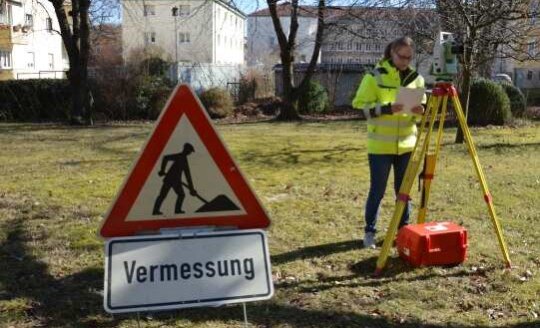 Vermessung innerorts, Frau am Tachymeter